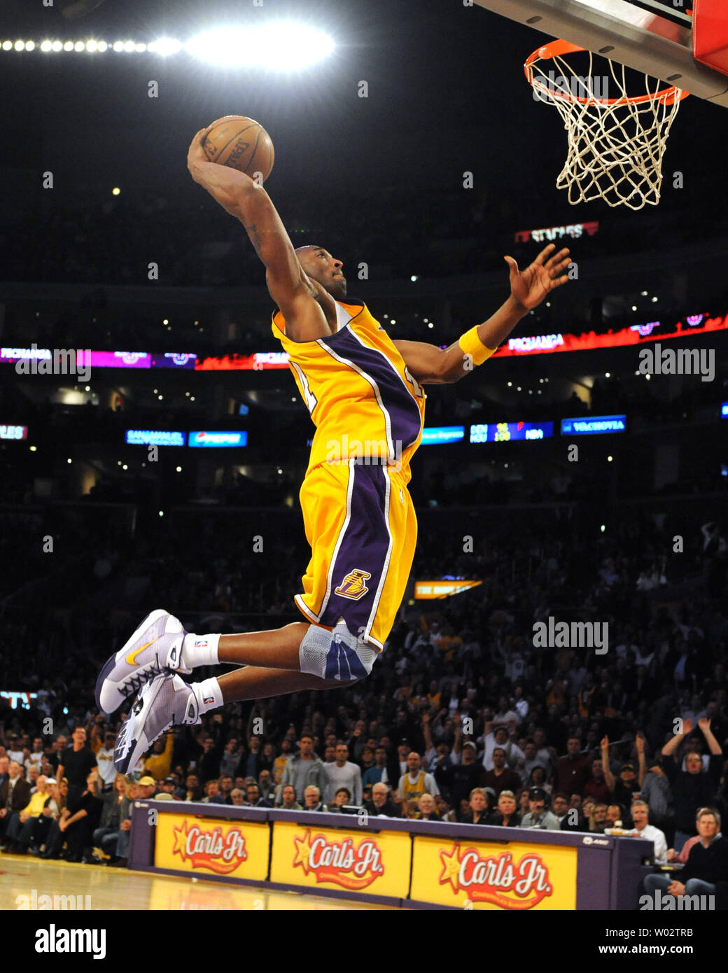 Los Angeles Lakers di Kobe Bryant schiacciate due dei suoi 28 punti durante  la seconda metà azione contro i New York Knicks al Staples Center a Los  Angeles il 16 dicembre 2008.