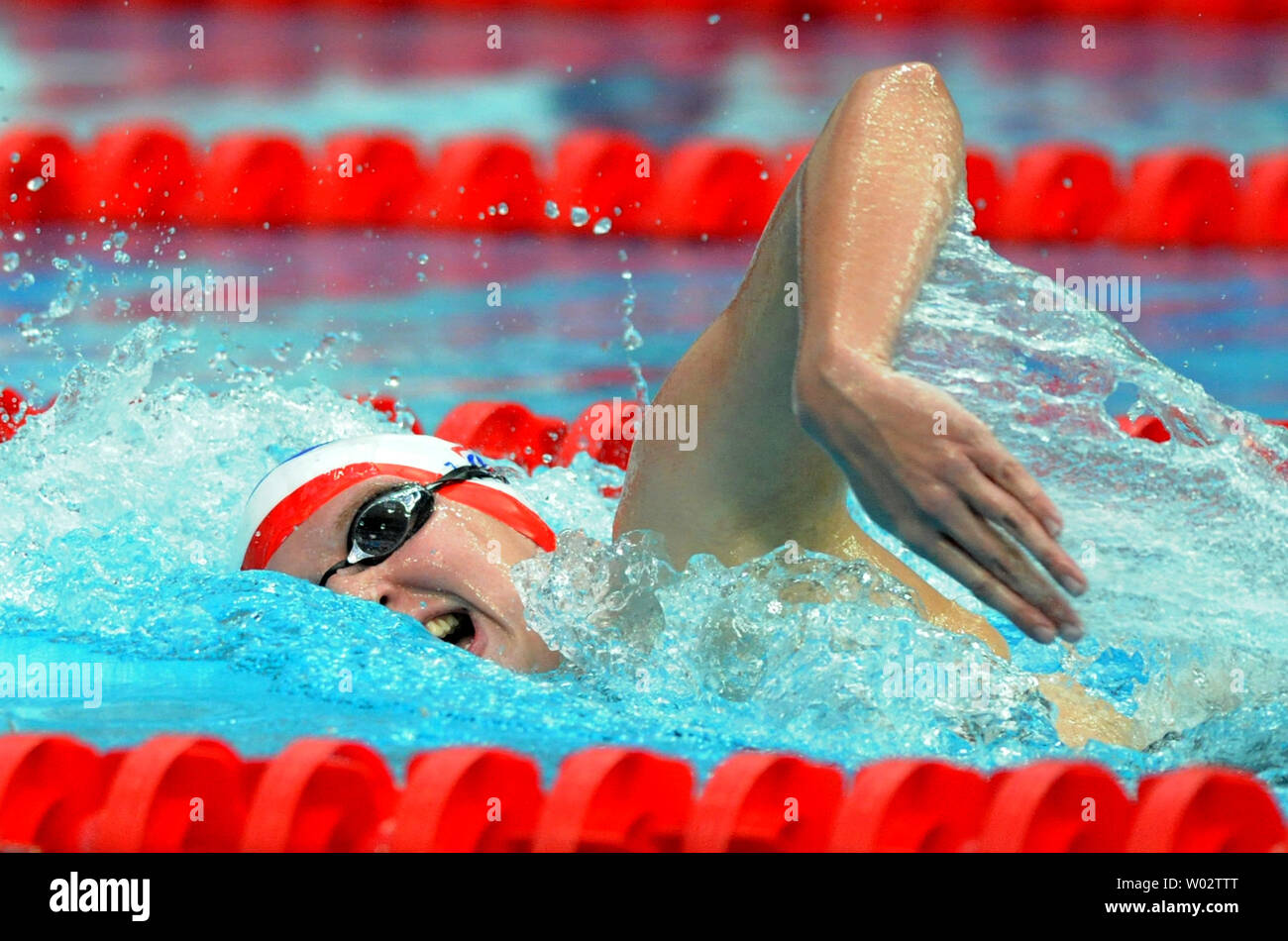 Britain's Rebecca Adlington aziona attraverso l'acqua per vincere una medaglia d'oro nel femminile 800M evento Freestyle presso il National Aquatics Centre Giochi Olimpici Estivi a Pechino il 16 agosto 2008. Adlington stabilito un record mondiale di 8:14.10. (UPI foto/Pat Benic) Foto Stock