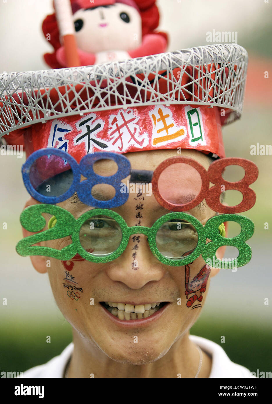 Un uomo cinese visualizza il suo spirito olimpico sul verde olimpico poche ore prima della cerimonia di apertura per le Olimpiadi di Pechino 2008, a Pechino il 8 agosto 2008. (UPI foto/Stephen rasoio) Foto Stock