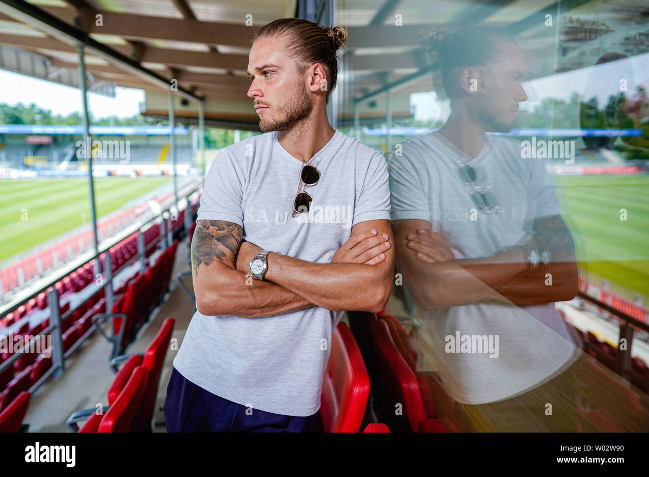 Di Sandhausen, Germania. Il 25 giugno, 2019. Rurik Gislason, giocatore di seconda divisione Calcio team SV Sandhausen, è in piedi sulla tribuna dello stadio. Gislason da SV Sandhausen divenne famosa in tutto il mondo un anno fa. Non perché egli ha consegnato sensazionali performances per Islanda presso la Coppa del Mondo in Russia, ma a causa del suo aspetto. (A dpa " Un anno dopo il hype: la vita nuova del 'bello' Rurik Gislason') Credito: Uwe Anspach/dpa/Alamy Live News Foto Stock