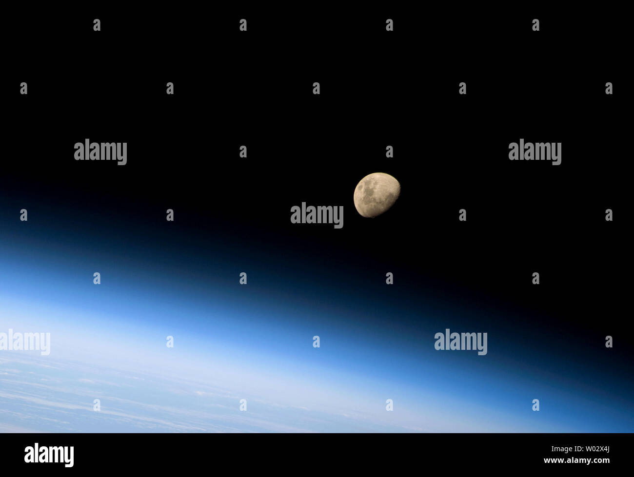 Questa immagine della NASA prese da astronauti a bordo della navetta spaziale Discovery per la missione STS-128 mostra Terra Luna sopra l'atmosfera del pianeta, durante il volo giorno 3 Agosto 30, 2009. UPI/NASA Foto Stock