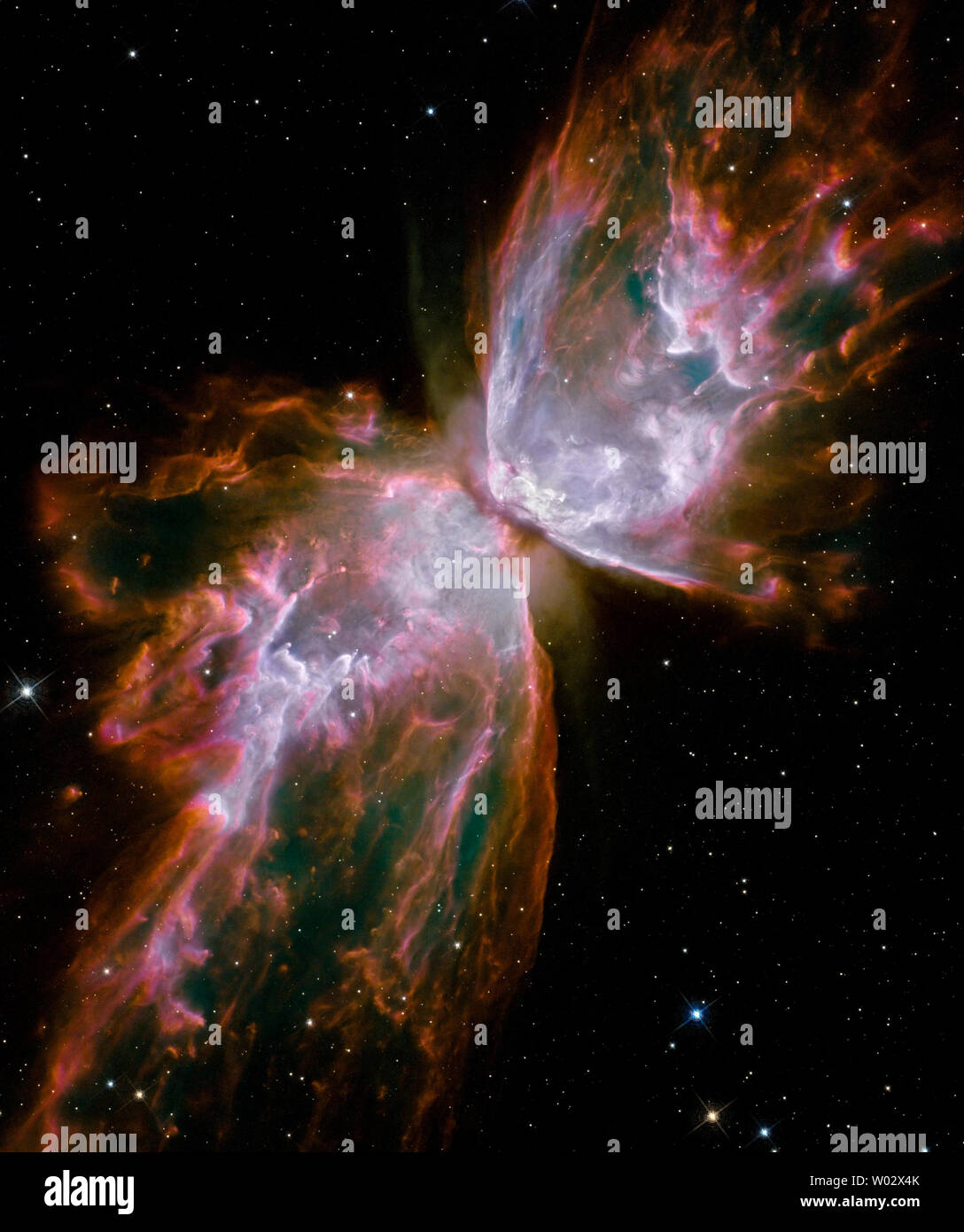 Questa immagine rilasciata dalla NASA a Washington il 9 settembre 2009 mostra nebulosa planetaria NGC 6302 (Butterfly Nebula). Ciò che assomigliano ad ali di farfalla sono effettivamente roiling cauldrons di gas riscaldato a più di 36.000 gradi Fahrenheit. Il gas è la lacerazione attraverso lo spazio a più di 600.000 miglia all'ora - abbastanza veloce per viaggiare dalla Terra alla Luna in 24 minuti. Il vasto campo la telecamera 3 (WFC3), una nuova telecamera a bordo NASAÕs telescopio spaziale Hubble, scattato questa immagine della nebulosa planetaria, catalogato come NGC 6302, ma più popolarmente chiamato il bug Nebula o la farfalla nebulosa. WFC3 è stato installato da NA Foto Stock