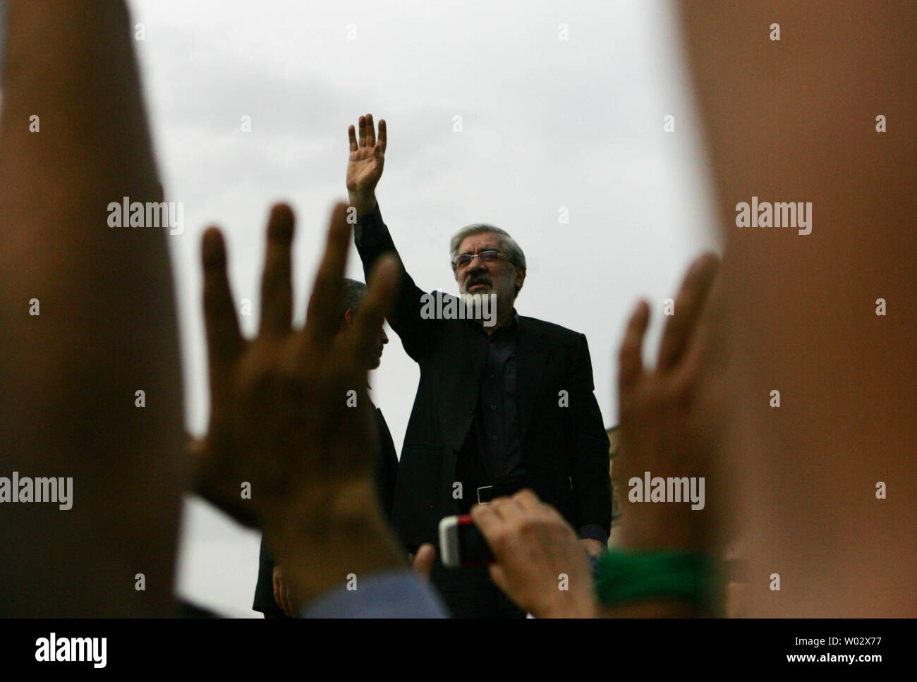 Candidato riformista Mir Hossein Mousavi parla ai suoi sostenitori che si ritrovano nelle strade di Teheran per manifestare contro i risultati del Iraniano elezione presidenziale in Tehran, Iran il 18 giugno 2009. UPI Foto Stock