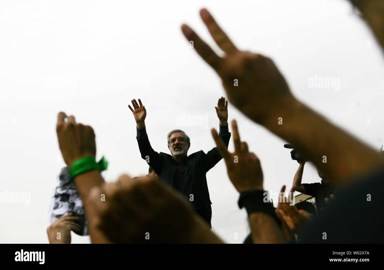 Candidato riformista Mir Hossein Mousavi parla ai suoi sostenitori che si ritrovano nelle strade di Teheran per manifestare contro i risultati del Iraniano elezione presidenziale in Tehran, Iran il 18 giugno 2009. UPI Foto Stock