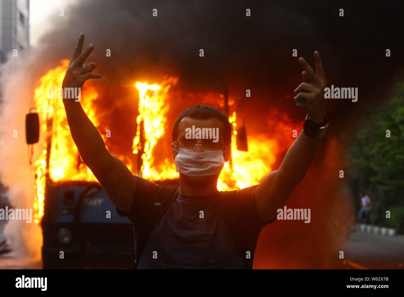 Un sostenitore del candidato riformista Mir Hossein Mousavi dimostra contro i risultati del Iraniano elezione presidenziale che ha dichiarato il Presidente uscente Mahmoud Ahmadinejad il vincitore, a Tehran, Iran il 13 giugno 2009. UPI Foto Stock