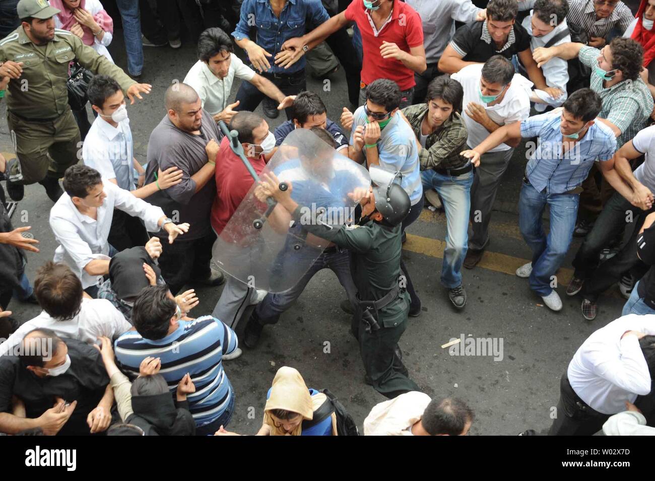 Iraniano di polizia antisommossa scontro con i sostenitori del candidato riformista Mir Hossein Mousavi come essi dimostrano contro i risultati del Iraniano elezione presidenziale che ha dichiarato il Presidente uscente Mahmoud Ahmadinejad il vincitore, a Tehran, Iran il 13 giugno 2009. UPI Foto Stock