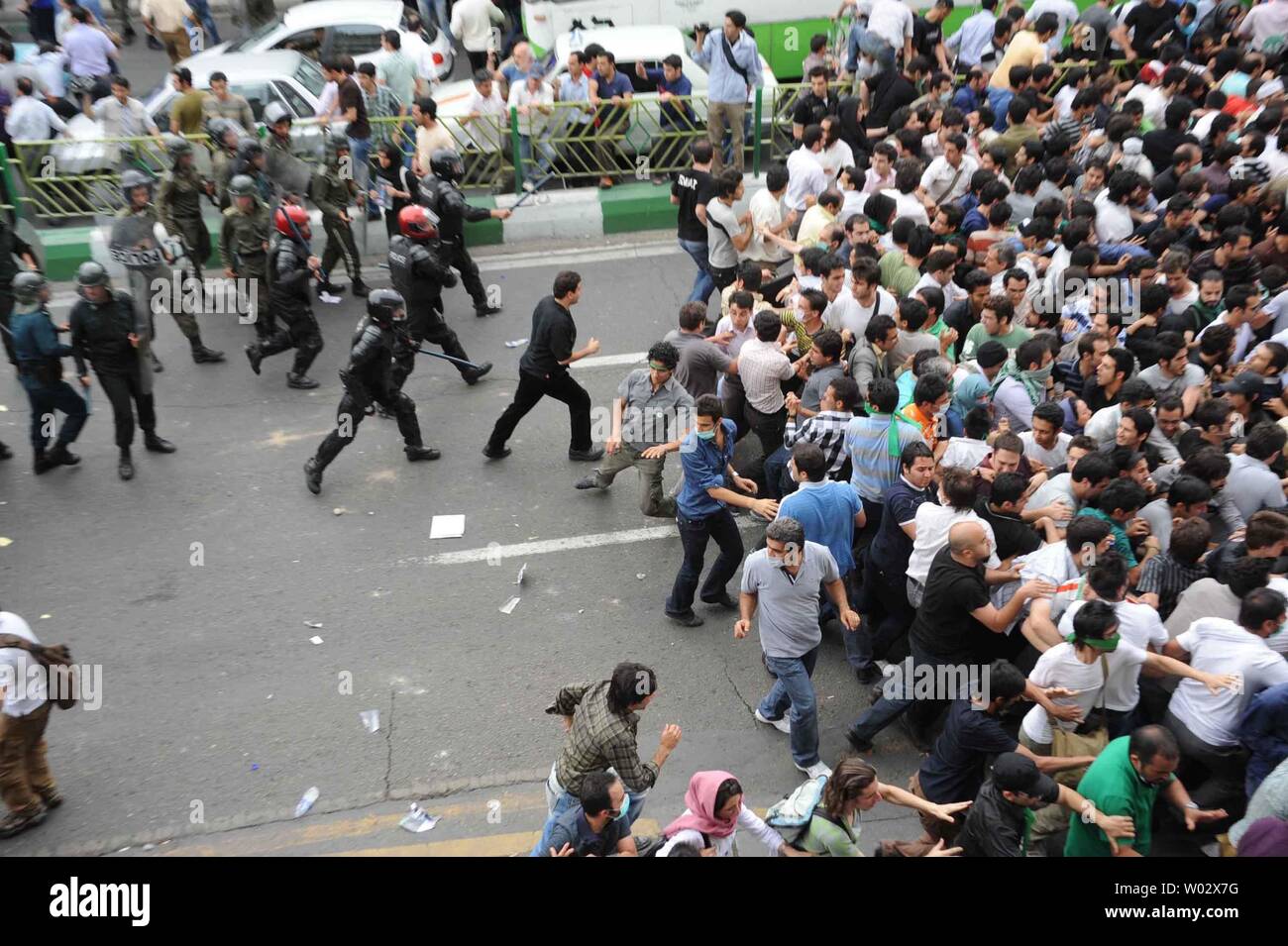 Iraniano di polizia antisommossa scontro con i sostenitori del candidato riformista Mir Hossein Mousavi come essi dimostrano contro i risultati del Iraniano elezione presidenziale che ha dichiarato il Presidente uscente Mahmoud Ahmadinejad il vincitore, a Tehran, Iran il 13 giugno 2009. UPI Foto Stock