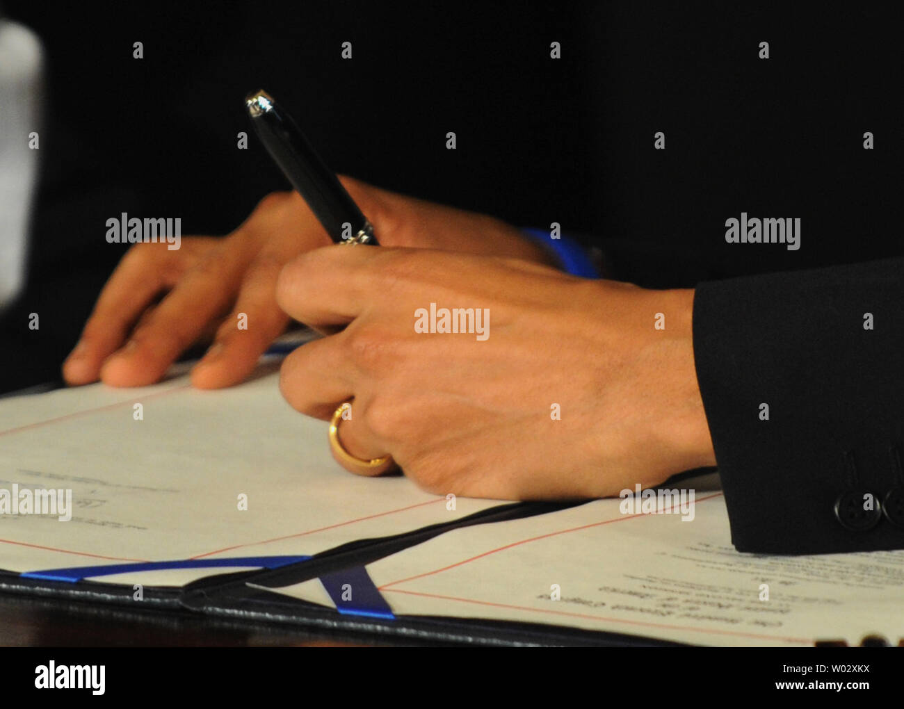 Stati Uniti Il presidente Barack Obama firma l'assicurazione sanitaria disegno di legge di riforma nella Sala Est della Casa Bianca di Washington il 23 marzo 2010. La storica $938 miliardi di health care bill sarà garantita la copertura per 32 milioni di americani non assicurati e toccherà quasi ogni americano la vita. UPI/Pat Benic Foto Stock