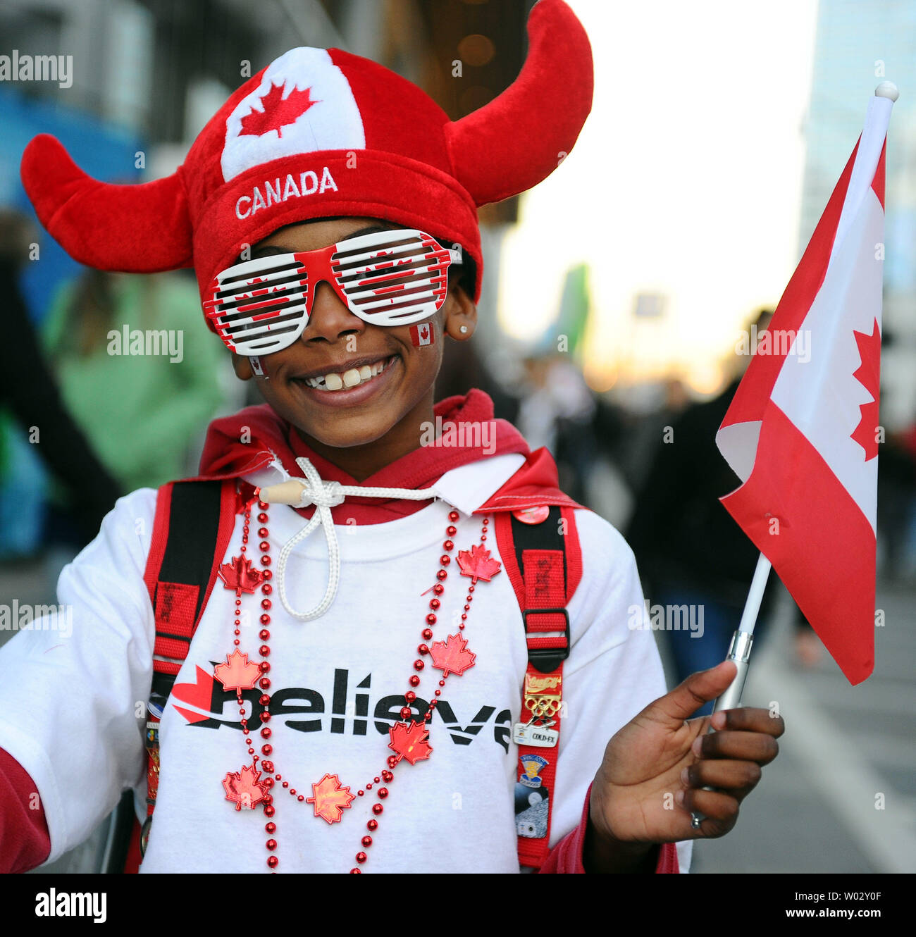 Un giovane bambino mostra orgoglio canadese a Vancouver in Canada, durante le Olimpiadi Invernali 2010 il 18 febbraio 2010. UPI/Roger L. Wollenberg Foto Stock