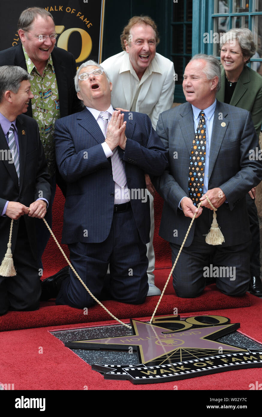 Cantante, compositore e cantautore Randy Newman (C) reagisce durante una cerimonia di inaugurazione in onore di lui con la 2,411th della stella sulla Hollywood Walk of Fame di fronte allo storico Musso & Frank Grill a Los Angeles il 2 giugno 2010. UPI/Jim Ruymen Foto Stock