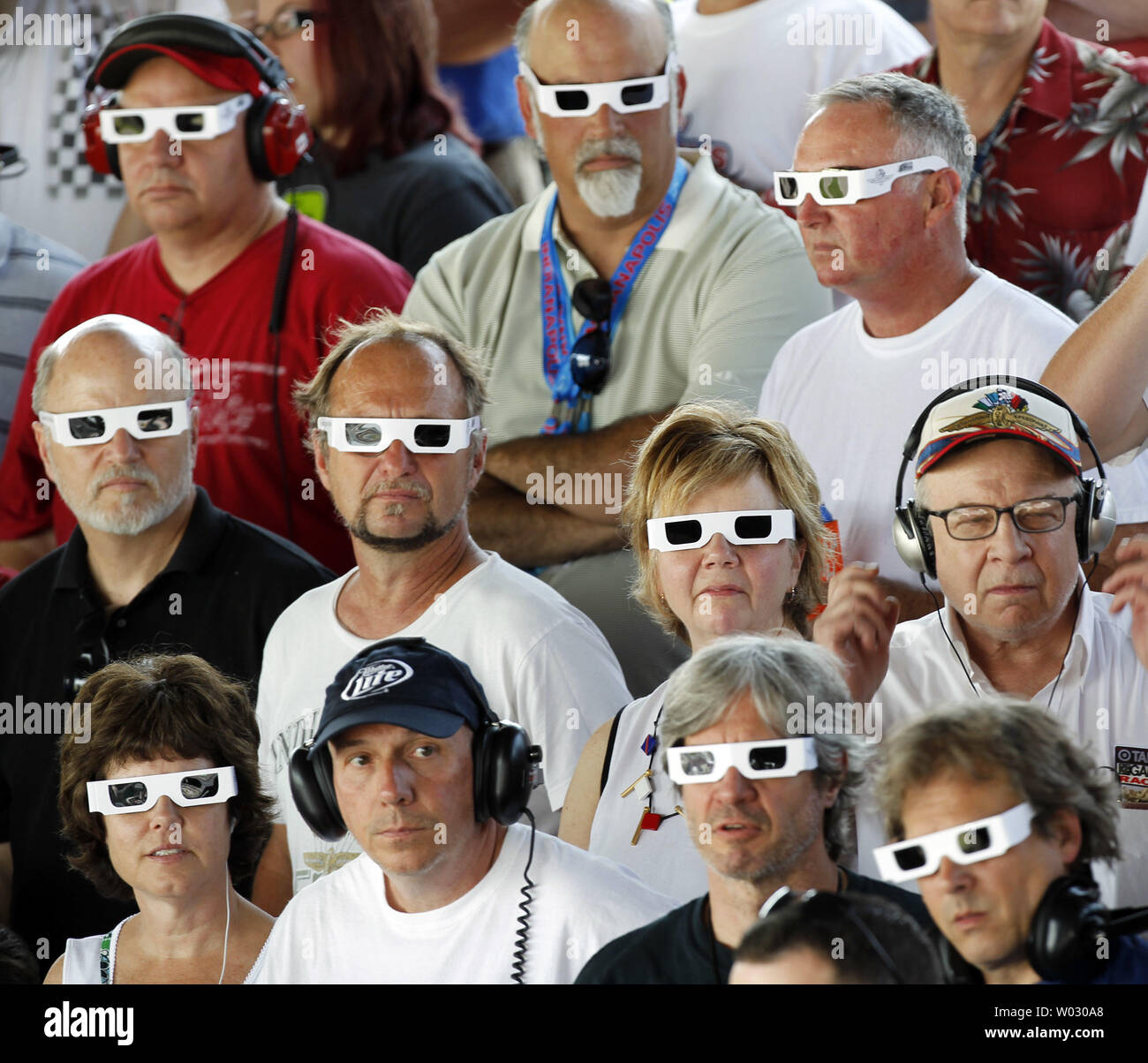 I fan di gara indossare occhiali da sole bianco prima di iniziare la 96in esecuzione di Indianapolis 500 nella memoria del conducente Dan Wheldon scomparso nel finale di gara della stagione scorsa ad Indianapolis Motor Speedway di Indianapolis, il 27 maggio 2012. UPI /Mark Cowan Foto Stock