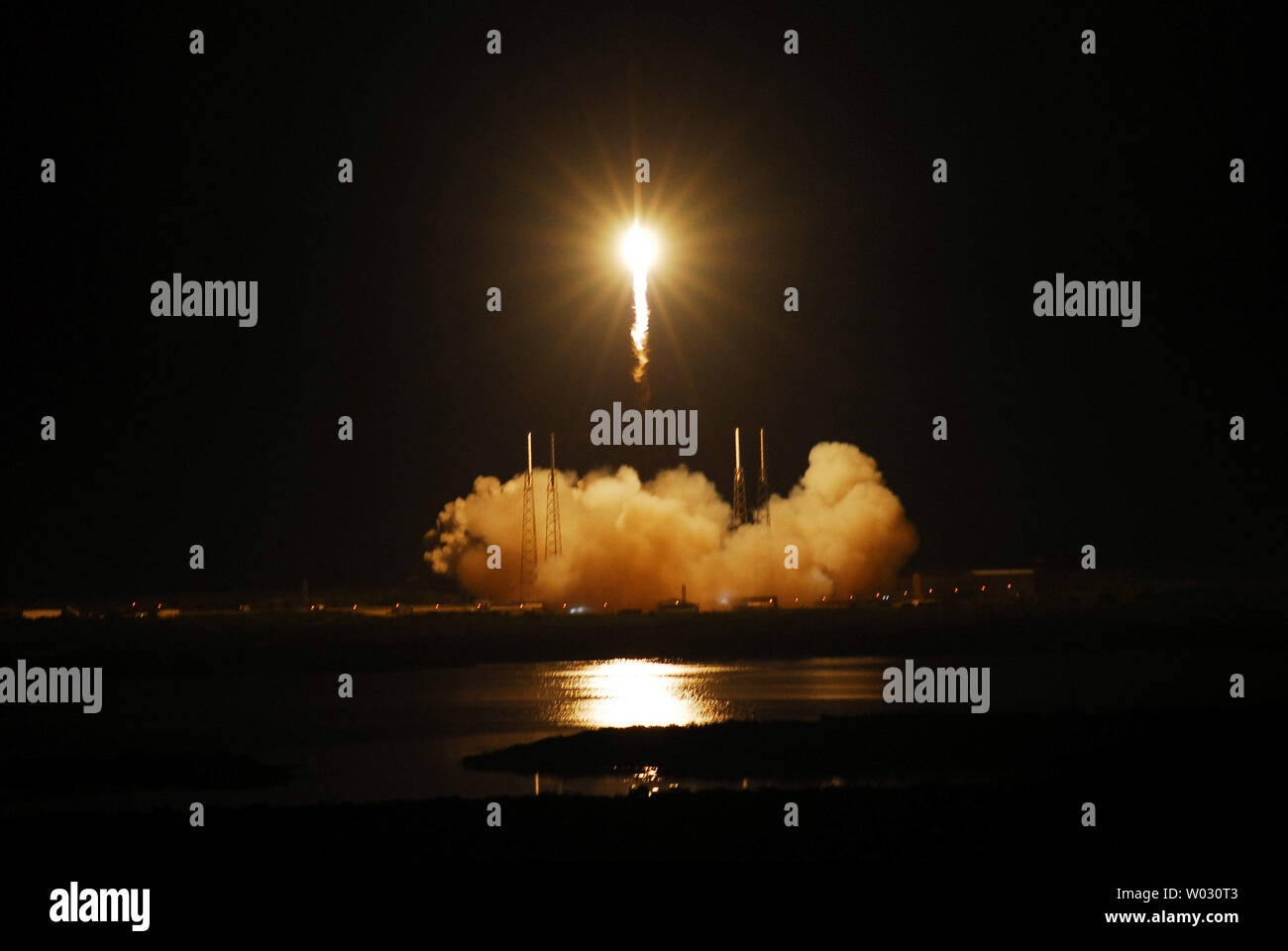 Questa foto NASA rilasciato il 22 Maggio 2012 mostra la SpaceX Falcon 9 a razzo, che porta la capsula Dragon, sollevamento off from Space Launch Complex-40 alla Cape Canaveral Air Force Station in Florida. Il lancio è la società della seconda dimostrazione di volo di prova per la NASA orbitale commerciale dei servizi di trasporto, o culle, Programma. Durante il volo, ci sarà una serie di check-out le procedure per testare e dimostrare Dragon's sistemi, compresi rendezvous e attracco con la stazione spaziale internazionale. Se la capsula esegue come previsto, il carico e gli esperimenti che trasporta sarà trasferita a Foto Stock