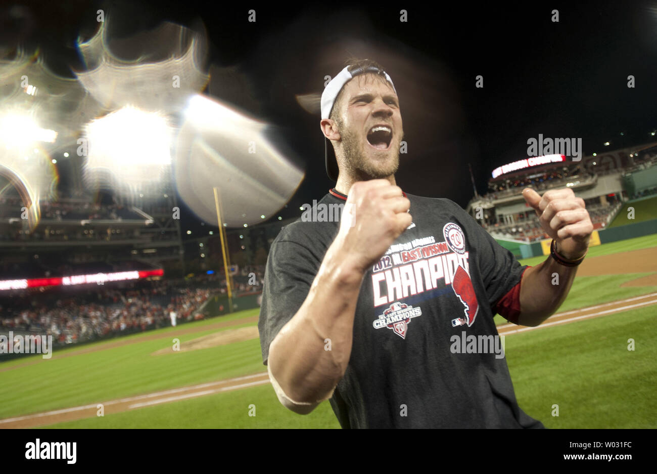 Washington cittadini Bryce Harper celebrare dopo i cittadini di Washington ha vinto il campionato nazionale Divisione est a cittadini Park a Washington D.C. il 1 ottobre 2012. I cittadini hanno perso la loro gioco per il Philadelphia Phillies 2-0 ma ha vinto la Divisione dopo i pirati di Pittsburgh sconfitto il Atlanta Braves 2-1. UPI/Kevin Dietsch Foto Stock