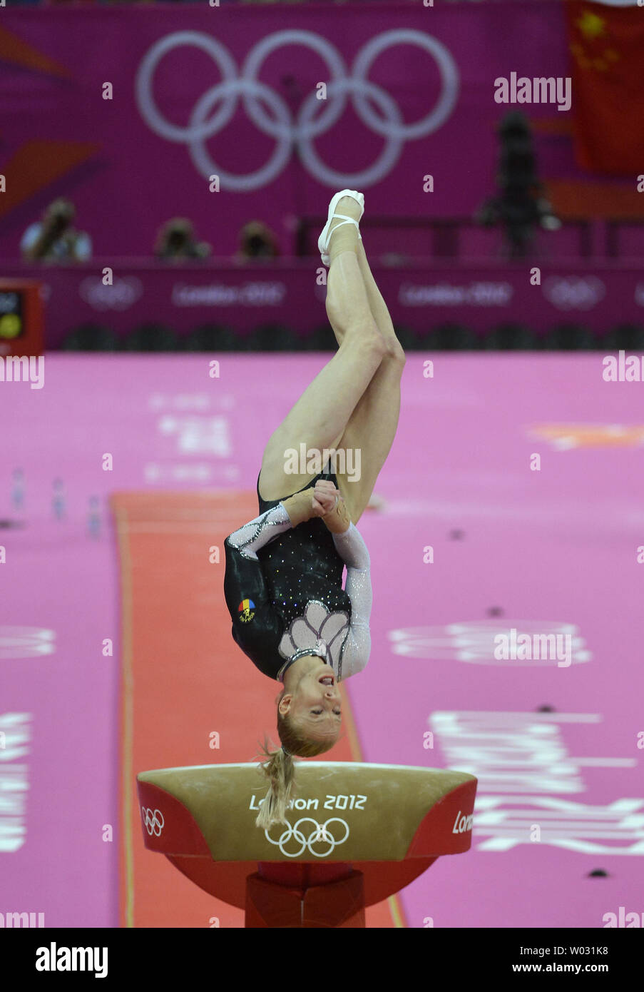 Ginnasta rumena Sandra Raluca Izbasa è in volo come lei compete nel vault durante l'apparecchiatura finale, dove ha vinto la medaglia d'oro al Greenwich North Arena al 2012 Olimpiadi di estate, 5 agosto 2012, a Londra, in Inghilterra. UPI/Mike Theiler Foto Stock