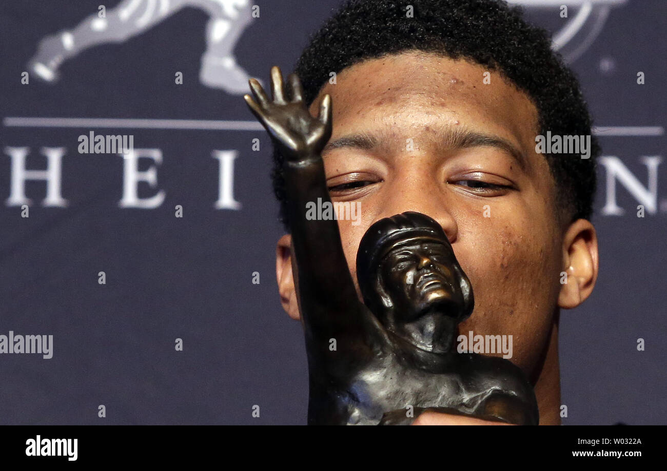 Florida State University quarterback Jameis Winston detiene il Trofeo Heisman dopo la vittoria del 2013 Trofeo Heisman Award presso il Marriott Marquis di New York il 14 dicembre 2013. Winston battere Heisman finalisti Giordania Lynch, Johnny Manziel, Tre Mason, AJ McCarron e Andre Williams. UPI/John Angelillo Foto Stock