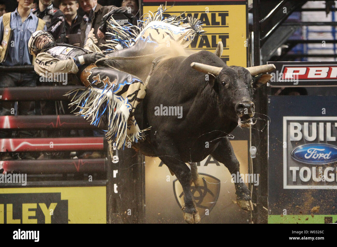 Shane Proctor di Mooresville, North Carolina tenta di mantenere il 'Hot Topic' il toro durante la sua cavalcata del round del campionato del Professional Bull Riders tour al Scottrade Center di San Luigi il 17 febbraio 2013. UPI/Bill Greenblatt Foto Stock