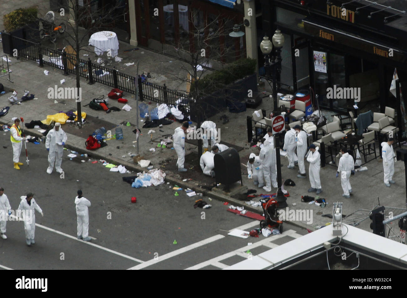 Scena del crimine gli investigatori di scavare attraverso la scena di un bombardamento su Boylston Street a Boston, Massachusetts, il 16 aprile 2013. Due bombe detonate vicino al traguardo della Maratona di Boston lunedì pomeriggio uccidendo 3 e il ferimento di altre 150. UPI/Matthew Healey Foto Stock