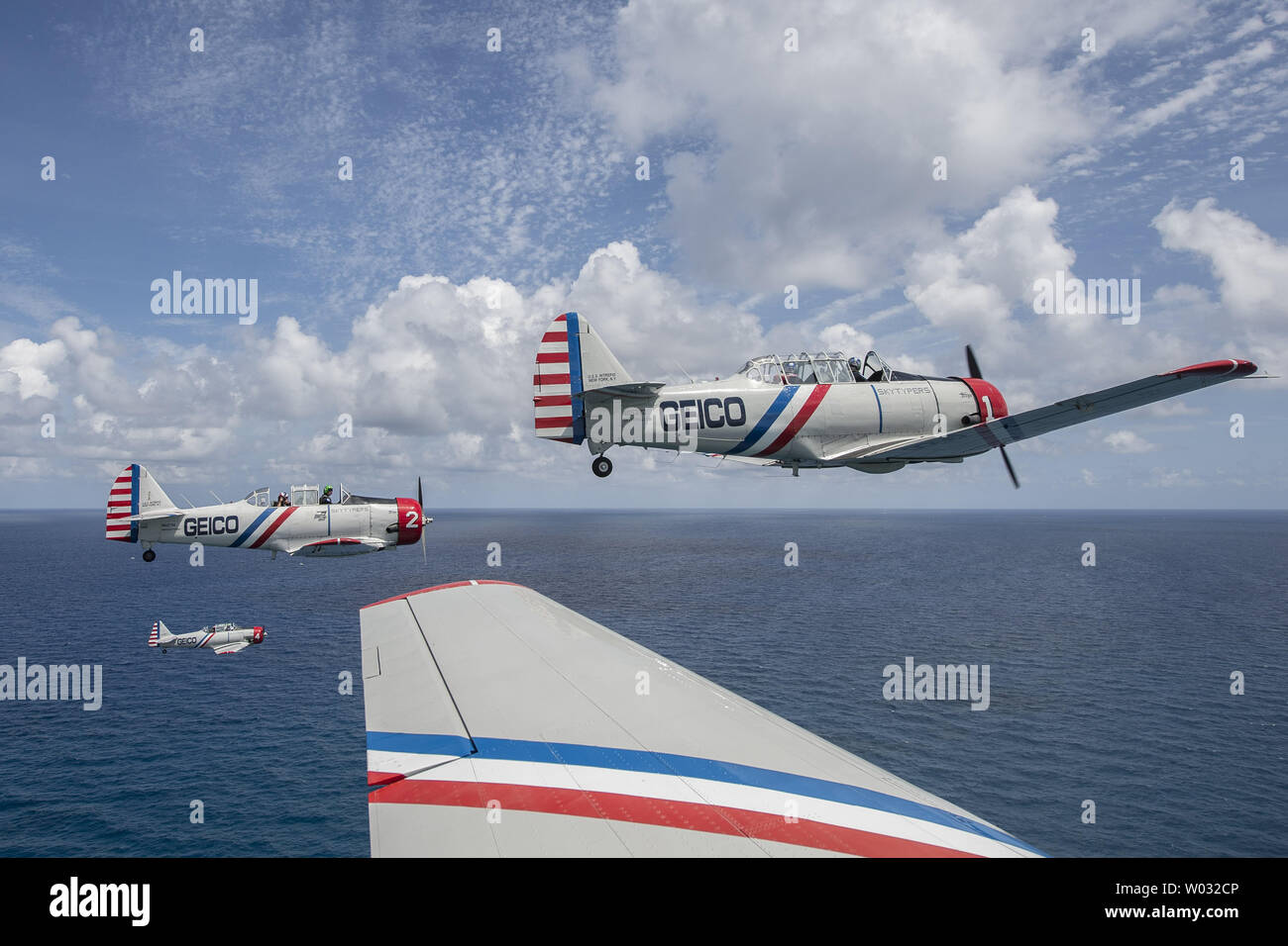 La GEICO Skytypers Air Show Team pratica sulle spiagge di Ft. Lauderdale, Florida il 18 aprile 2013. Il Skytypers sono da eseguire al 2013 Lauderdale Air Show che è prevista per il mese di aprile 20 e 21, 2013. Il caso di solito attira quasi un milione di spettatori al litorale nel sud della Florida. UPI/Joe Marino-Bill Cantrell Foto Stock