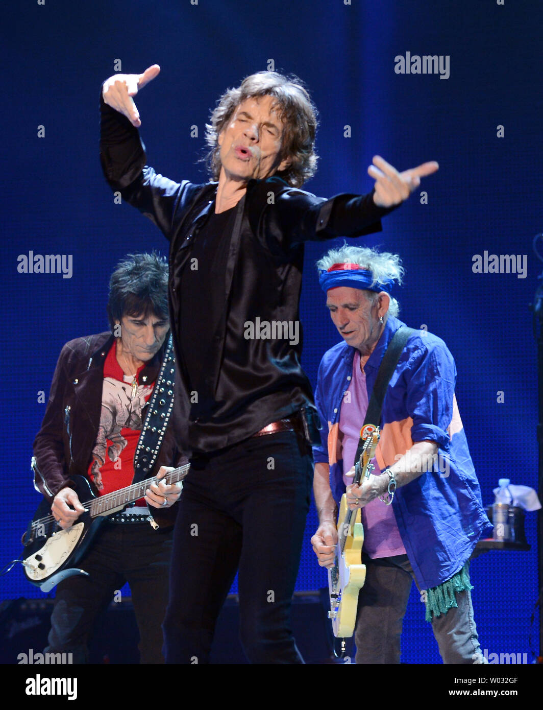 Ron Wood, Mick Jagger e Keith Richards (L-R) del Rolling Stones eseguire 'è solo rock 'n' Roll (ma mi piace)" sul palco come parte del gruppo '50 e contando' tour a Staples Center a Los Angeles il 20 maggio 2013. UPI/Jim Ruymen Foto Stock