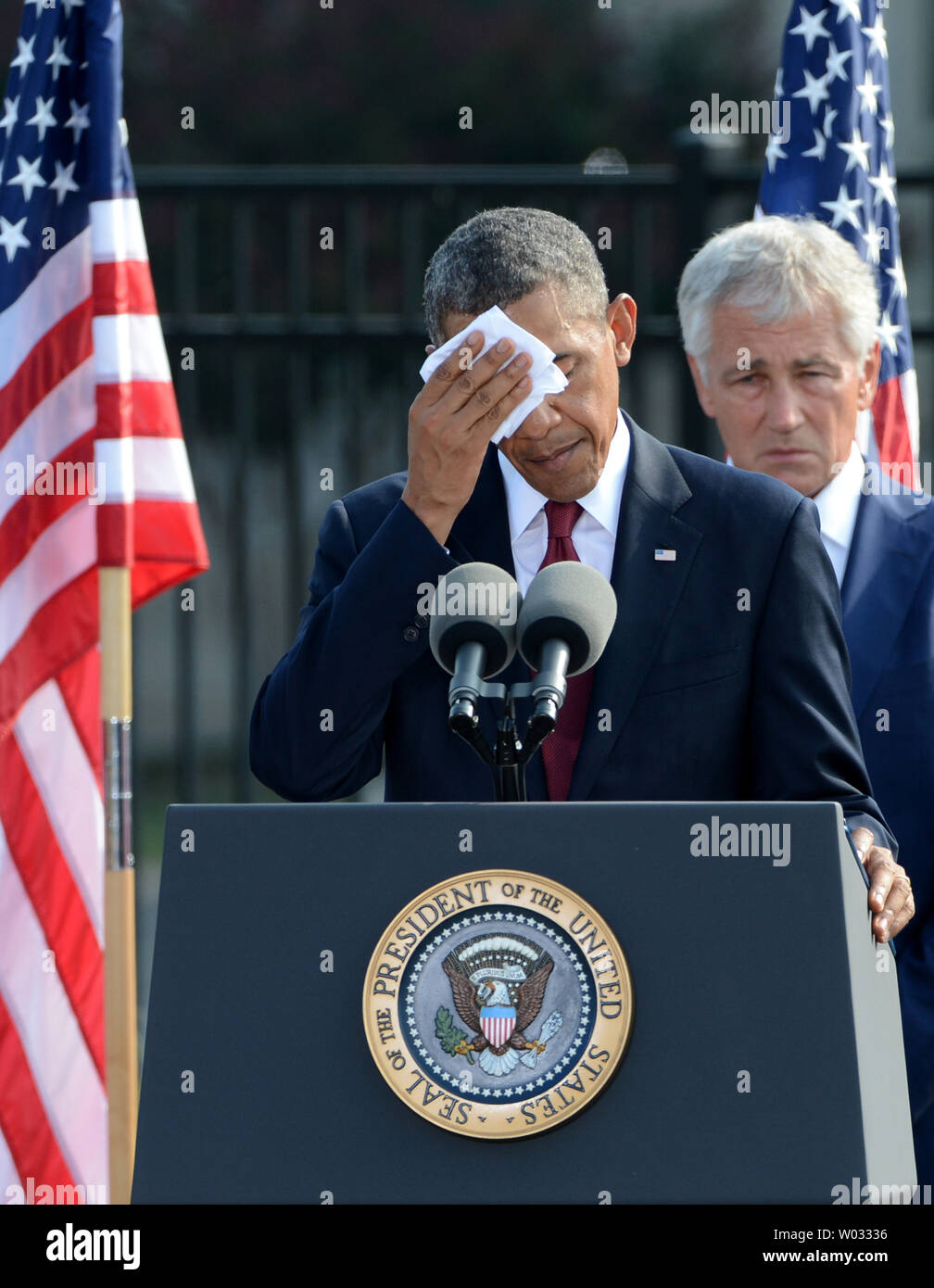 Il presidente Barack Obama salviette il suo volto a causa del calore e umidità durante il suo commento al dodicesimo anniversario commemorazione del 9/11 attacchi terroristici al Pentagono Memorial al Pentagono a Washington il 11 settembre 2013. Circa 3 mila persone sono state uccise in attacchi a New York e Washington e Shanksville, Pennsylvania. UPI/Pat Benic Foto Stock