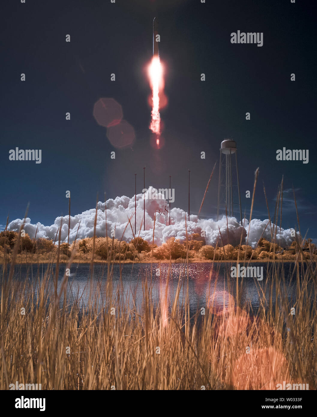 La Orbital Sciences Corporation Antares rocket, con il cigno di carico a bordo del veicolo spaziale, è visto in questo falso colore immagine infrarossa come si lancia dal PAD-0A della Mid-Atlantic Spaceport regionale (MARS) presso la NASA Wallops Flight Facility, Virginia il 18 settembre 2013, . Cygnus è sul suo modo di rendezvous con la stazione spaziale internazionale. La navicella spaziale erogherà circa 1.300 libbre (589 kg) di carico, incluso cibo e vestiti per la spedizione 37 dell'equipaggio. UPI/Bill Ingalls/NASA Foto Stock