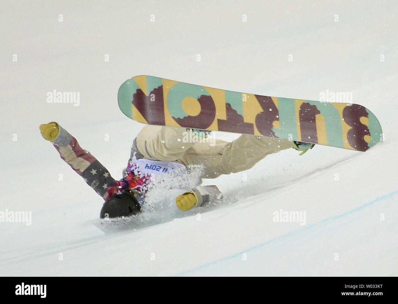 Stati Uniti' Kelly Clark cade dopo la cattura del bordo del halfpipe come lei è venuto giù da un salto durante la sua prima corsa del ladies snowboard halfpipe finale al Sochi 2014 Olimpiadi invernali il 12 febbraio 2014 in Krasnaya Polyana, Russia. Clark ha vinto una medaglia di bronzo nell'evento. UPI/Brian Kersey Foto Stock