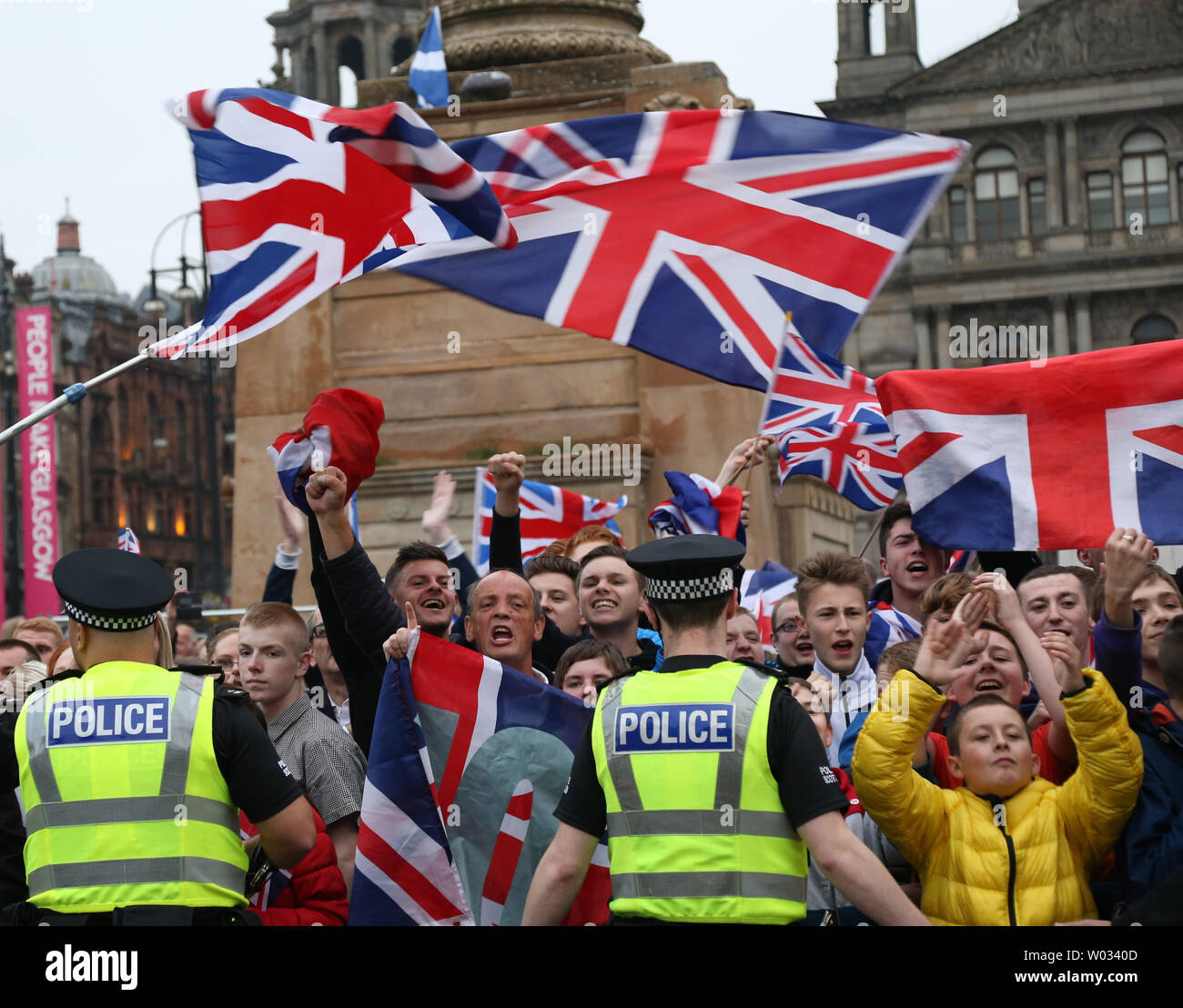 Gli elettori Pro-Unionist taunt " sì " votare gli attivisti in George Square a Glasgow in Scozia il 19 settembre 2014. Gli elettori Pro-Union ha vinto il referendum del 55 percento a 45 percento. Il primo ministro di Scozia, Alex Salmond, oggi ha rassegnato le dimissioni in seguito al voto referendario. UPI / Hugo Philpott Foto Stock