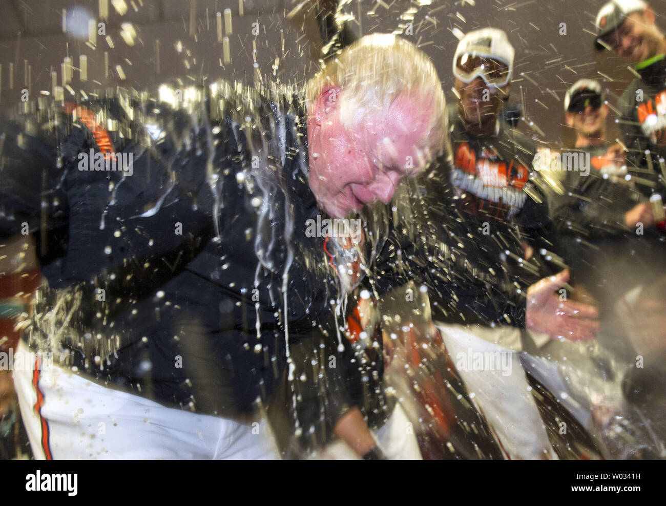 Baltimore Orioles Manager Buck Showalter è irrorato con champagne e birra come gli Orioles festeggiare la conquista del campionato americano Oriente campionato, a Orioles Park a Camden Yards a Baltimora, Maryland il 16 settembre 2014. Gli Orioles sconfitto il Toronto Blue Jays 8-2. Questo è il loro primo campionato dal 1997. UPI/Kevin Dietsch Foto Stock