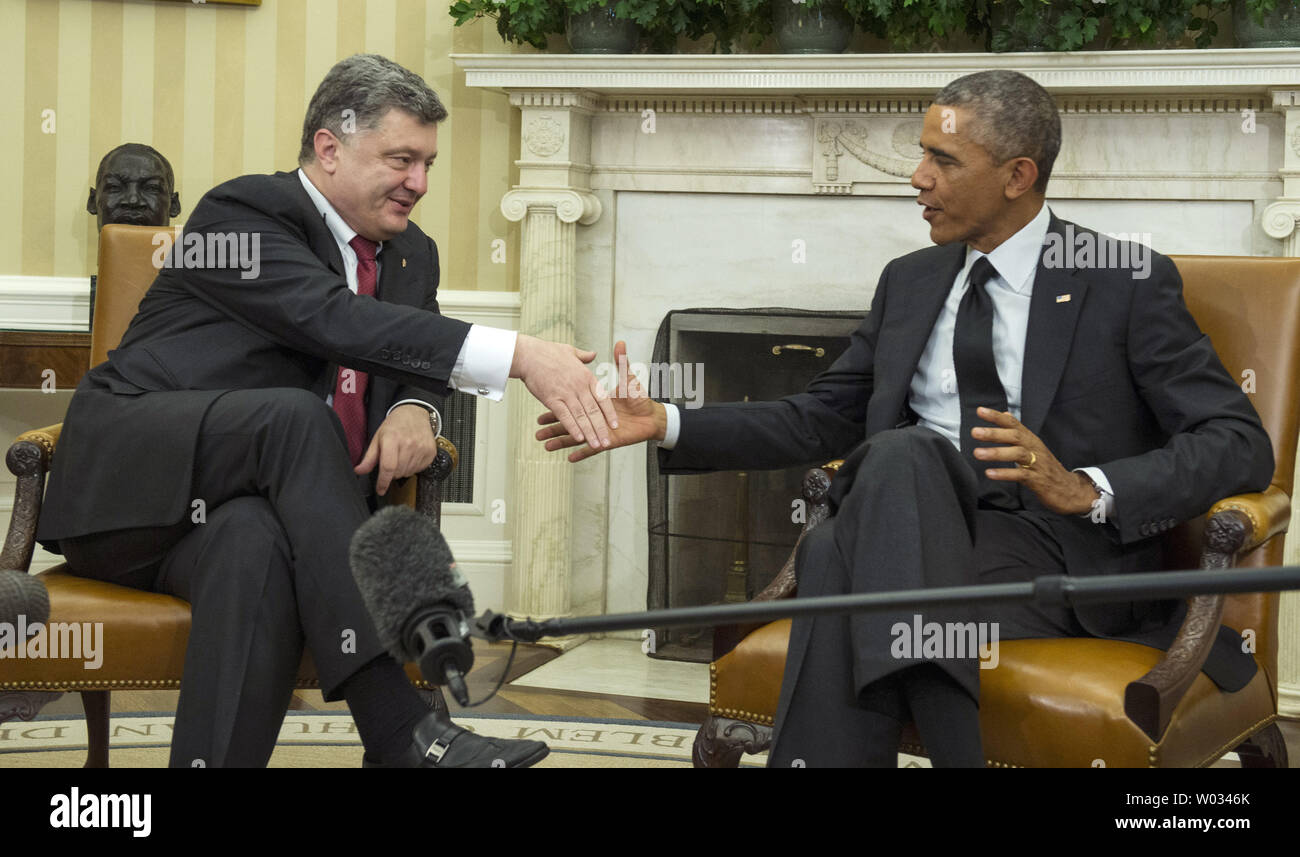 Il presidente Barack Obama scuote le mani con il presidente ucraino Petro Poroshenko all Ufficio Ovale della Casa Bianca il 18 settembre 2014. Poroshenko precedentemente affrontato una sessione congiunta del Congresso. UPI/Pat Benic Foto Stock