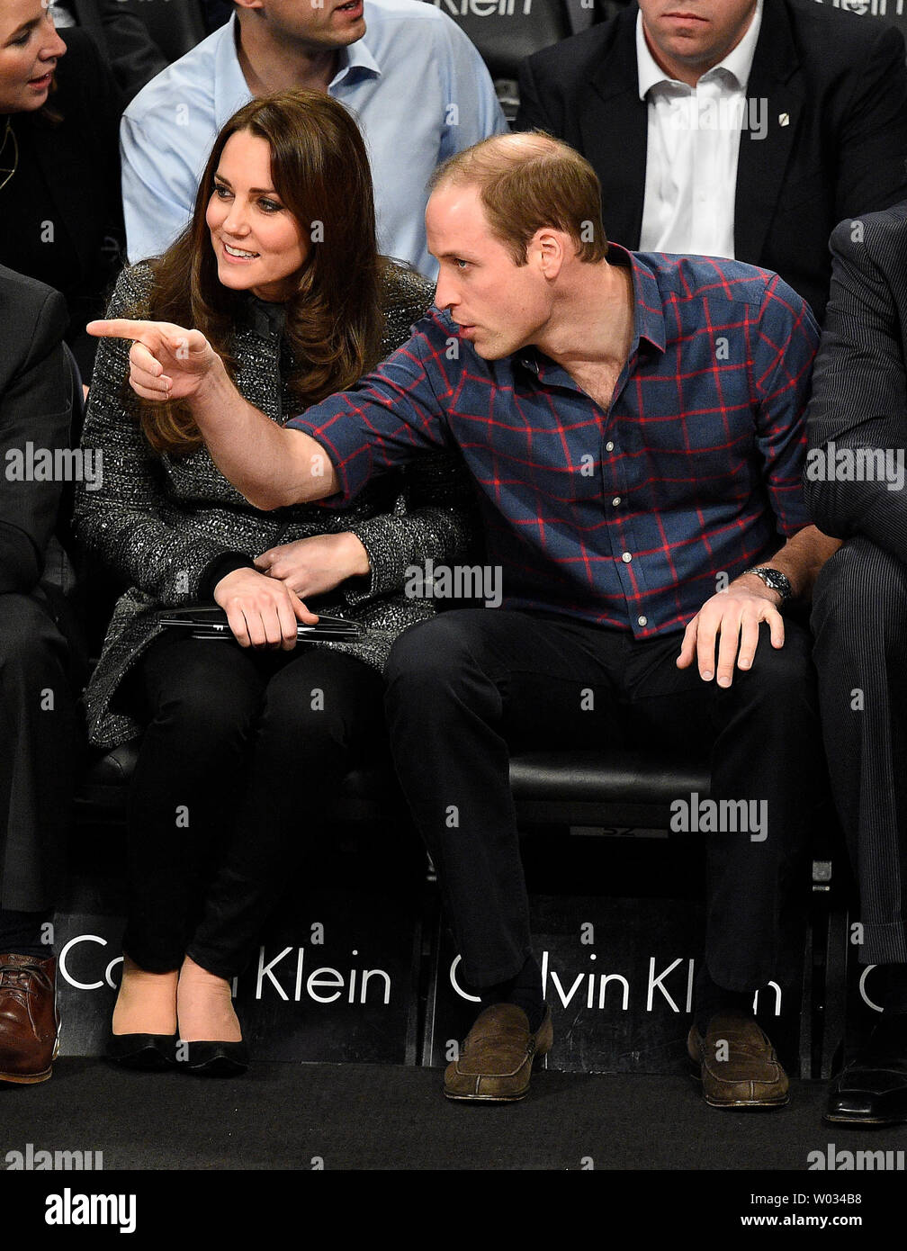 Il principe William e sua moglie Kate, il Duca e la Duchessa di Cambridge, guarda il Brooklyn Nets giocare Cleveland Cavaliers presso Barclays Center a New York City il 9 dicembre 2014. Il Royals' schedule è imballato con piani che vanno dal pagamento rispetta a livello nazionale sett. 11 Memorial e Museo di prendere in un Cleveland Cavaliers-Brooklyn reti gioco. Kate è in attesa del loro secondo bambino in aprile. UPI/ricco Kane Foto Stock