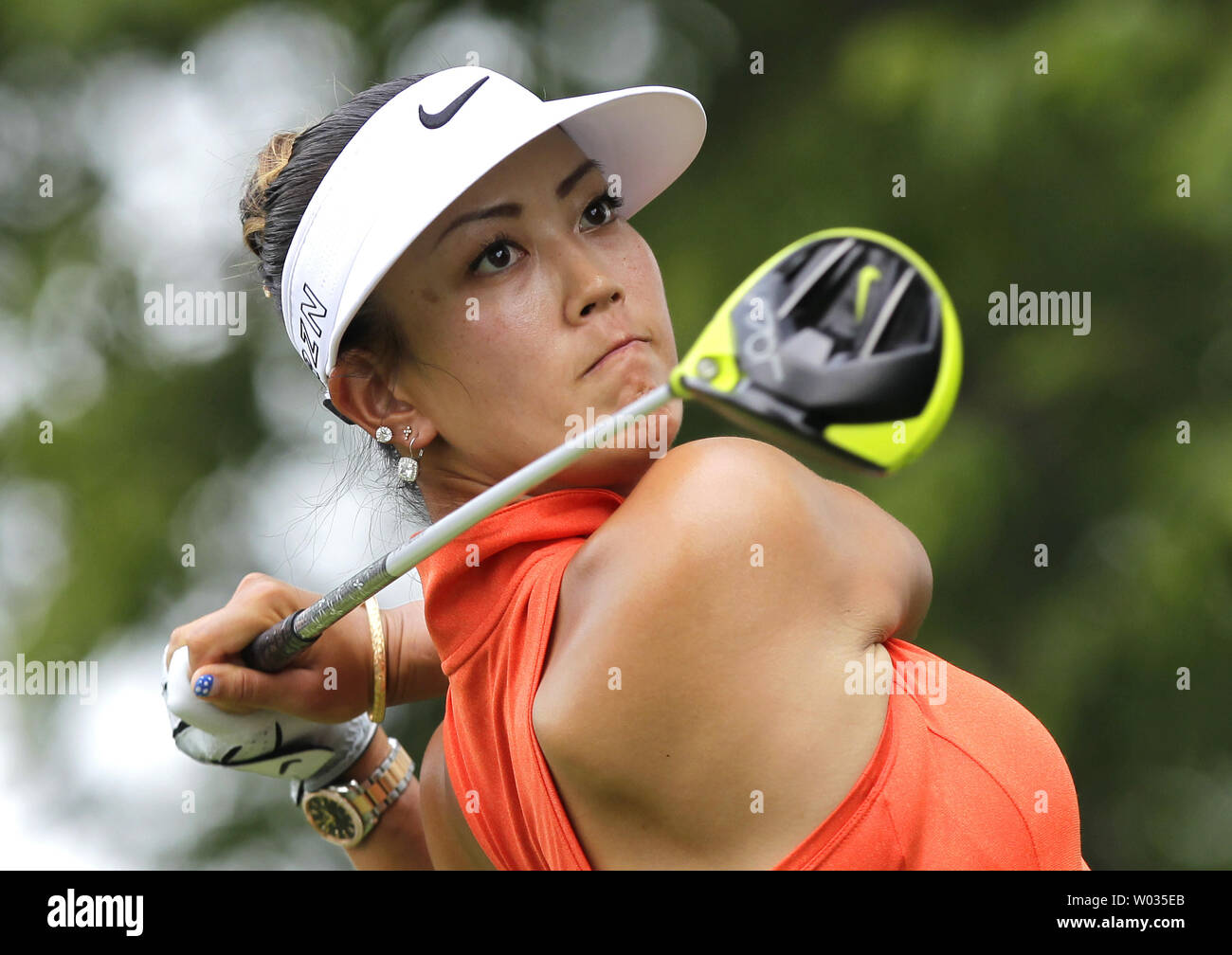 Michelle Wie colpisce il suo tee-shot sul secondo foro nel round finale del LPGA U.S. Donne campionato aperto a Lancaster Country Club in Lancaster, PA sulla luglio 12, 2015. Foto di Giovanni Angelillo/UPI Foto Stock