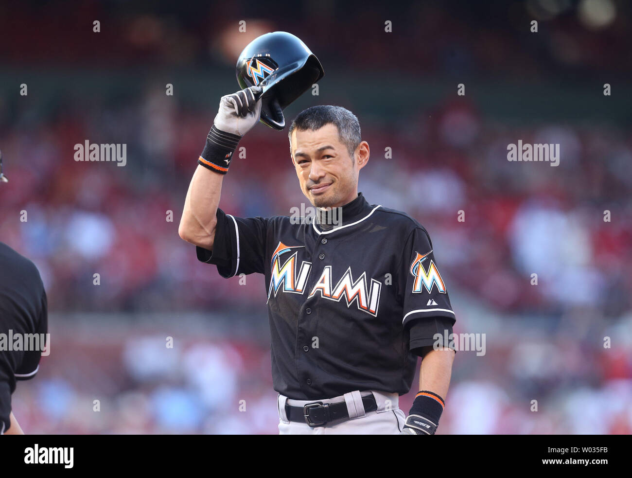 Miami Marlins Ichiro Suzuki suggerimenti il suo cappello alla folla dopo aver colpito un singolo nel primo inning contro il St. Louis Cardinals al Busch Stadium di St Louis il 15 agosto 2015. Con che ha colpito, Ichiro ha rotto il Ty Cobbs record di successi professionali. Foto di Bill Greenblatt/UPI Foto Stock