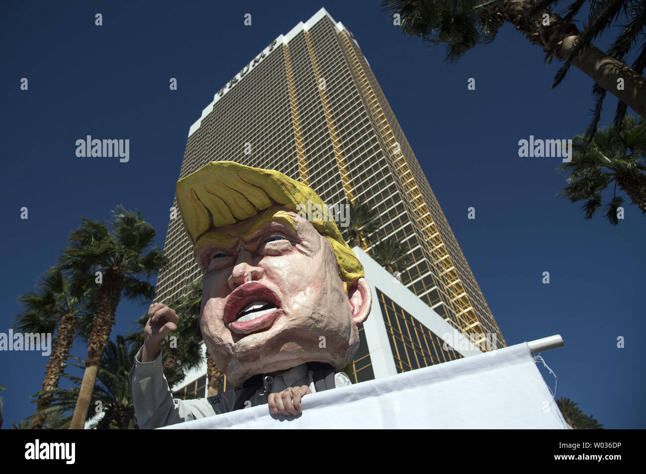 I dimostranti protestano al di fuori del Trump International Hotel e Casinò come protestano candidato presidenziale repubblicano Donald Trump, a Las Vegas il 19 ottobre 2016. I membri dell'Unione culinari, i diritti dei lavoratori e i gruppi di immigrati di altri gruppi per la difesa dei diritti hanno protestato Donald Trump al suo hotel aggrappati che Trump ha pratiche di lavoro ingiuste verso i suoi lavoratori. Foto di Kevin Dietsch/UPI Foto Stock