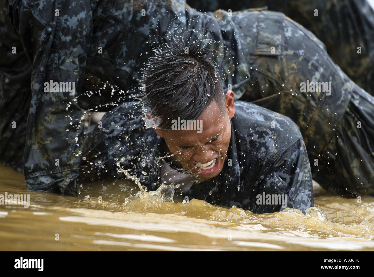 Una plebe fuoriesce dell'acqua durante un esercizio di acqua durante le prove in mare presso l'Accademia Navale degli Stati Uniti ad Annapolis, Maryland, il 17 maggio 2016. Le prove in mare sono uno della prova finale della plebe classe progettato per spingere il loro fisico e mentale di mentre lo sviluppo della leadership e team di lavoro attraverso una serie di sfide della durata di 14 ore. Foto di Kevin Dietsch/UPI Foto Stock