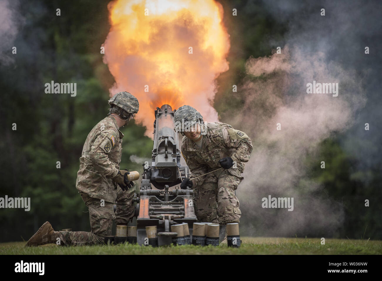Fuoco! Stati Uniti Army Sgt. Ryan Skelton (sinistra) di Denver, Colo. e Staff Sgt. Elvis Servellon di Omaha, Neb. - Sia con il Fort Jackson Salute della batteria - fire un M116 Obice durante una cerimonia di pensionamento per Briga. Gen. Janice M. Haigler, vice comandante generale del segnale 335a comando (teatro), a Fort Jackson, Sc, il 16 luglio 2016. Foto di Ken Scar/STATI UNITI Esercito/UPI Foto Stock