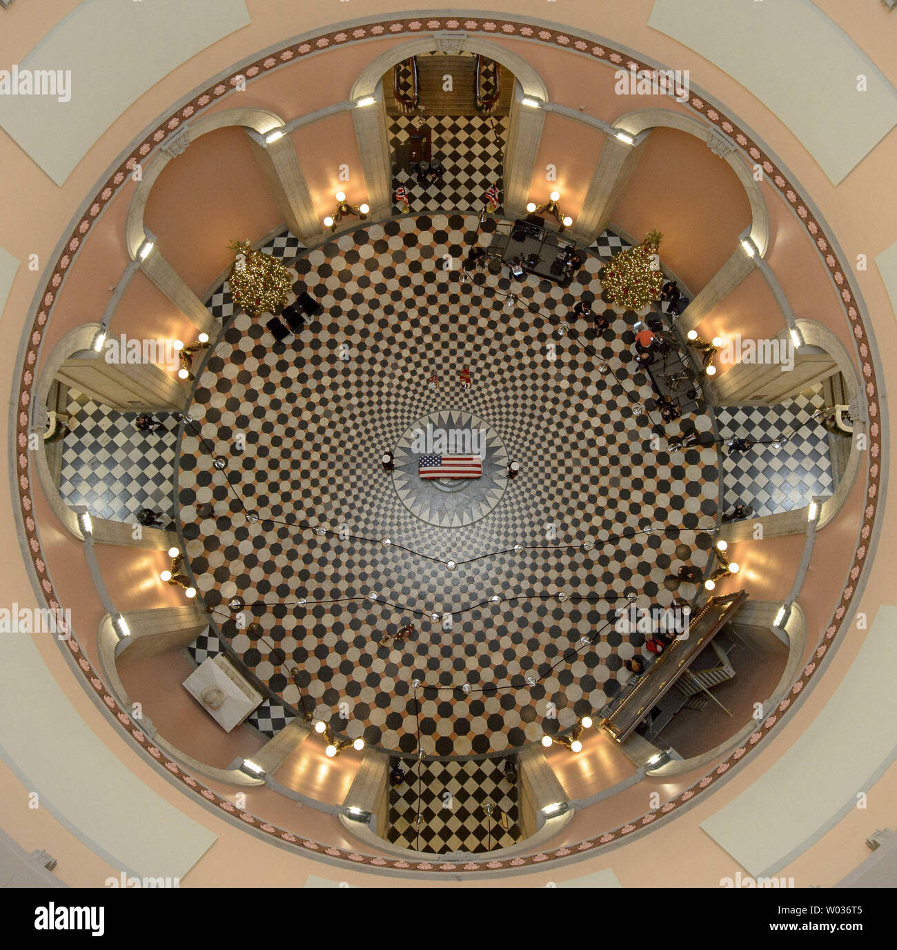 Ex astronauta e U.S. Il senatore John Glenn risiede nel riposo, sotto una della marina degli Stati Uniti Guardia d'onore, nella Rotunda del Ohio Statehouse in Columbus, Ohio, Venerdì, Dicembre 16, 2016. Foto NASA da Bill Ingalls/UPI Foto Stock