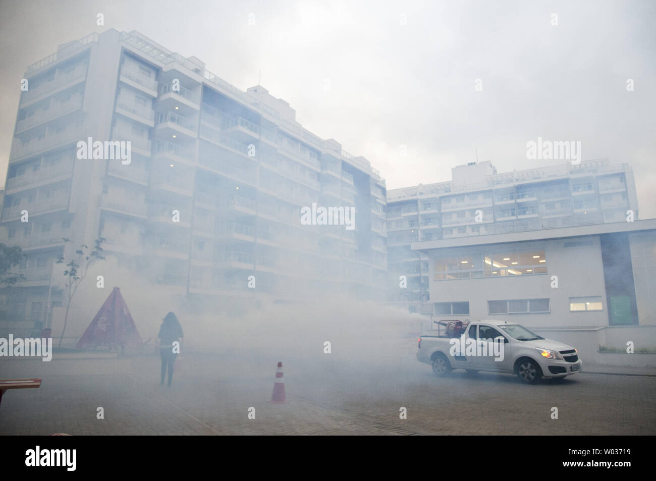 Una macchina per la spruzzatura di zanzare aziona attraverso il media village al tramonto a Rio de Janeiro, Brasile, il 29 luglio 2016. Uno dei timori dei giochi è mosquito bourn malattia come zika e la febbre dengue. Foto di Kevin Dietsch/UPI Foto Stock