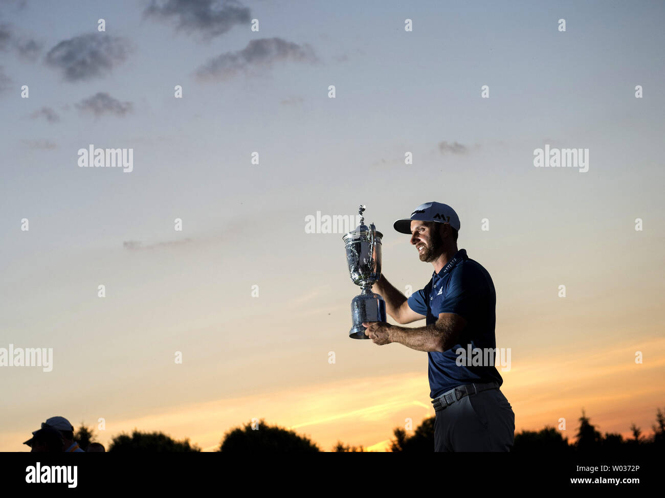 Dustin Johnson detiene il Campionato trofeo su xviii verde dopo aver vinto il suo primo campionato importante nel round finale presso l'U.S. Aperto a Oakmont Country Club vicino Pittsburgh, Pennsylvania, il 19 giugno 2016. Johnson ha vinto con un punteggio di 5 sotto il par. Foto di Kevin Dietsch/UPI Foto Stock