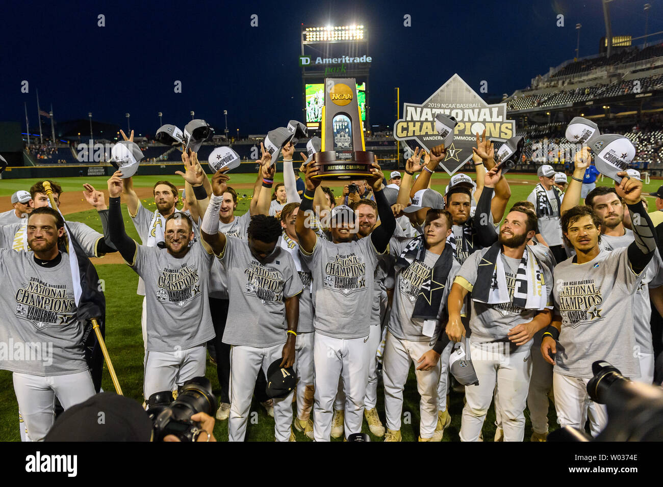 Omaha, NE U.S. Il 26 giugno, 2019. Vanderbilt giocatori festeggiare il gioco vincente 3 del 2019 uomini del NCAA College campionato World Series tra Michigan ghiottoni vs Vanderbilt Commodores al TD Ameritrade Park in Omaha, NE.Frequenza: 20007.Vanderbilt ha vinto 8-2.Jimmy Rash/Cal Sport Media/Alamy Live News Foto Stock