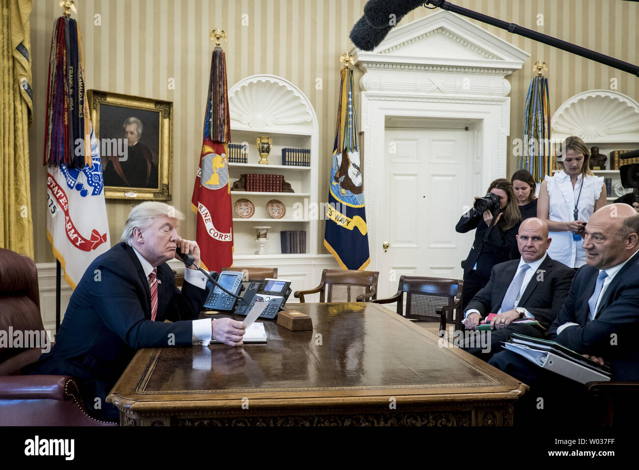 Stati Uniti National Security Advisor H.R. McMaster e capo consulente economico Gary Cohn (destra) guarda su come presidente Donald Trump parla con il Primo Ministro Leo Varadkar dell'Irlanda dal telefono in ufficio Ovale della Casa Bianca il 27 giugno 2017 a Washington D.C. Trump ha effettuato la chiamata per congratularmi con il neo eletto primo ministro e attuale Taoiseach. Il leader del Fine Gael Party, Varadkar è stato eletto in seguito al pensionamento di Enda Kenny. Foto di Pete Marovich/UPI Foto Stock