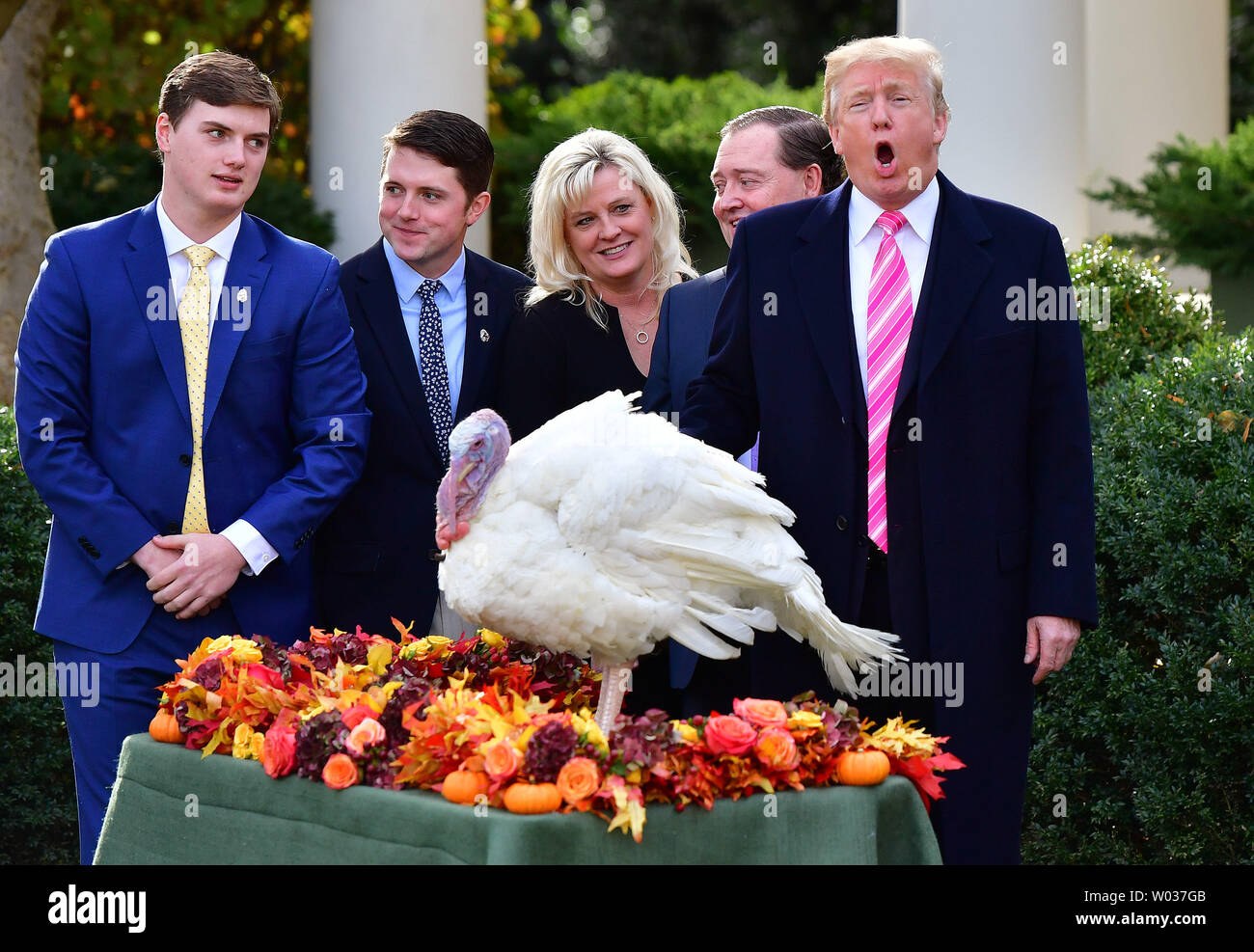 Presidente Donald Trump (R) perdona coscia, la Nazionale del Ringraziamento, la Turchia come egli è entrato a far parte da National Turchia Federazione Presidente Carl Wittenburg (2nd-R) e membri della famiglia di Wittenberg, durante l annuale ringraziamento Turchia perdonare cerimonia nel Giardino delle Rose alla Casa Bianca il 21 novembre 2017, a Washington D.C. Coscia e un supplente Turchia denominato Wishbone entreranno a far parte del passato tacchini graziati a Gobblers resto sul campus dell'università di Virginia Tech. Foto di Kevin Dietsch/UPI Foto Stock