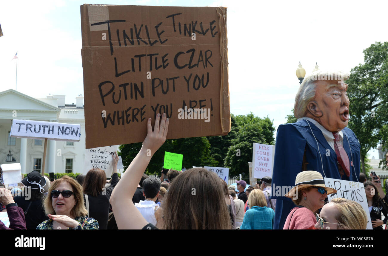 I dimostranti protestano contro il presidente Donald Trump davanti alla Casa Bianca a Washington D.C., il 10 maggio 2017. Essi hanno protestato Trump sparando direttore dell'FBI James Comey chi era inchiesta l'influenza russa sul 2016 elezioni presidenziali. Foto di Pat Benic/UPI Foto Stock