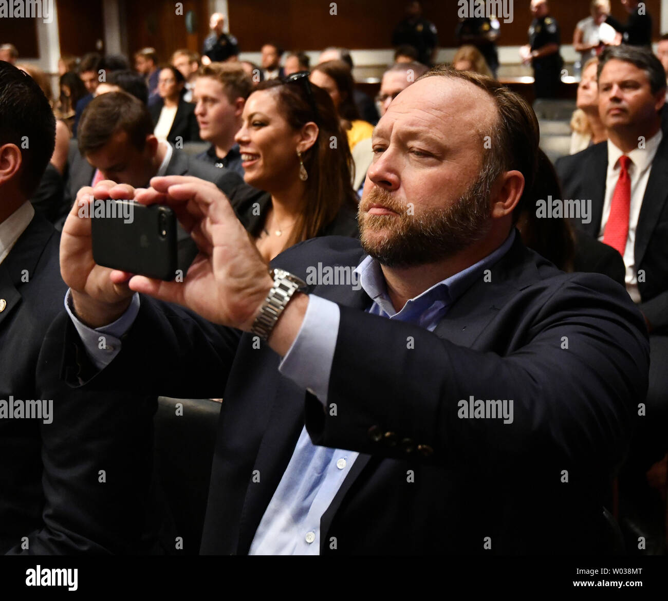Alex Jones, vietato da molte le piattaforme di social media, record testimonianza presso il Senato Comitato di selezione sulla Intelligence in pubblica udienza di mercoledì 5 settembre 2018 nel senato Dirkson Edificio per uffici a Washington D.C. La Commissione sta esaminando i social media le aziende delle risposte all'influenza straniera operazioni su le piattaforme di social media. Foto di Pat Benic/UPI Foto Stock