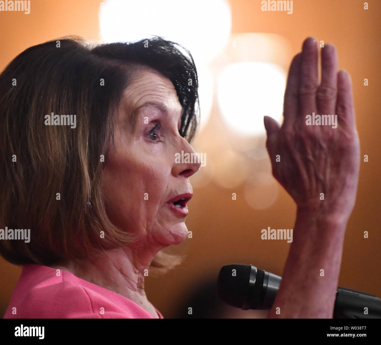 Rappresentante Nancy Pelosi risponde alle domande nel corso di una conferenza stampa tenutasi il giorno dopo le elezioni di medio termine NEGLI STATI UNITI Capitol a Washington D.C., il 7 novembre 2018. L'ex Speaker della casa è stato rieletto al Congresso e democratici catturato in parlamento una maggioranza di rappresentanti. Foto di Pat Benic/UPI Foto Stock