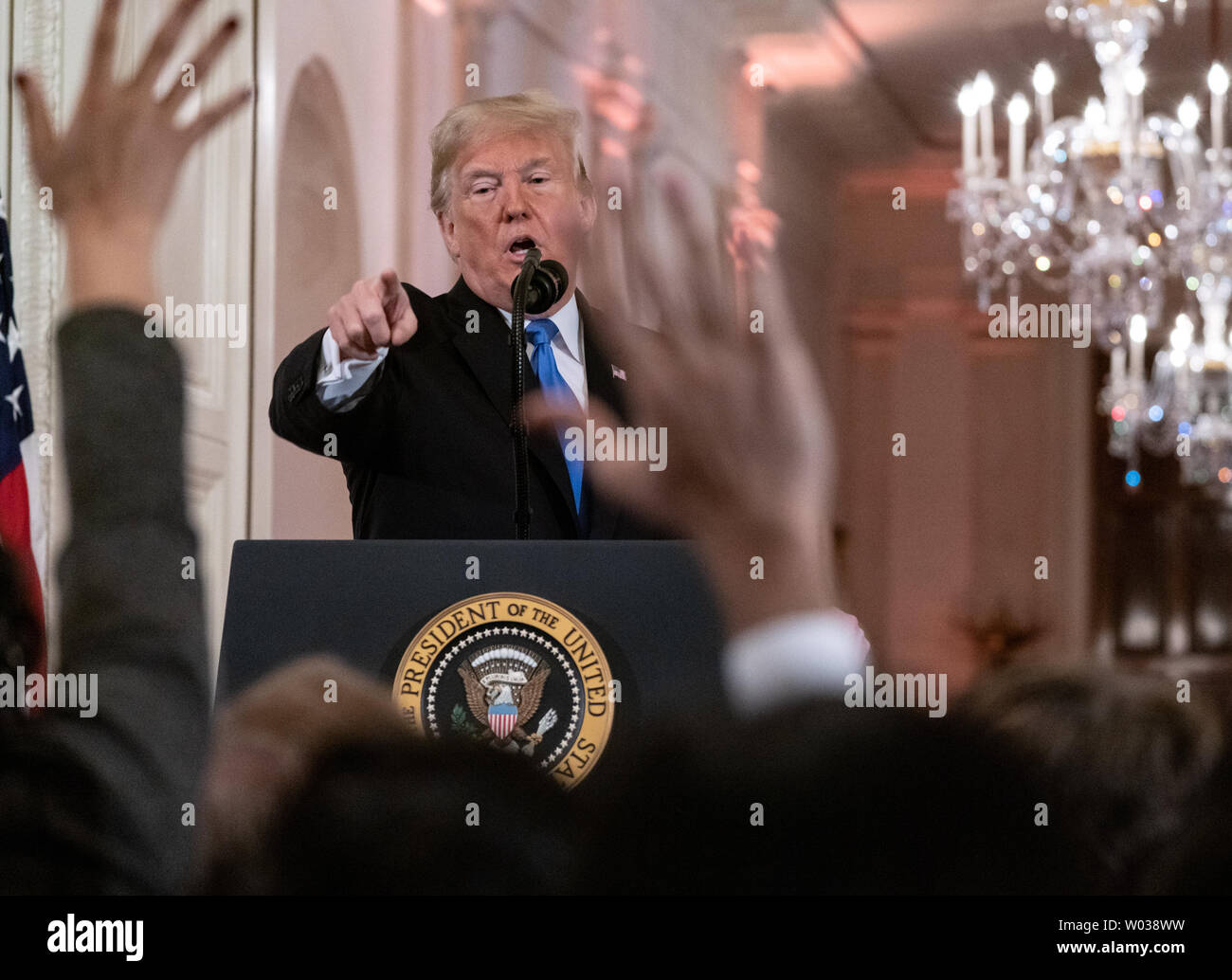 Presidente Donald Trump rende commento durante una conferenza stampa un giorno successivo a livello nazionale delle elezioni di medio termine alla Casa Bianca il 7 novembre 2018. Trump lodata anticipi repubblicano del senato e ha detto che era pronto a lavorare con un Parlamento democratico. Foto di Ken Cedeño/UPI Foto Stock