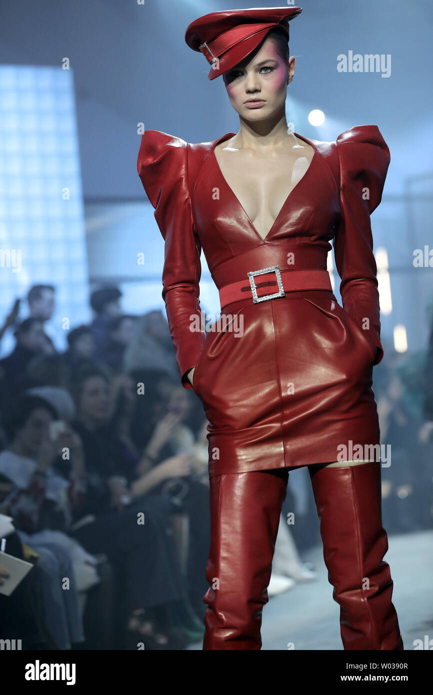 Un modello che prende per la passerella durante Alexandre Vauthier dello show come parte della Primavera Estate 2018 alta della settimana della moda a Parigi il 23 gennaio 2018. Foto di Maya Vidon-White Foto Stock