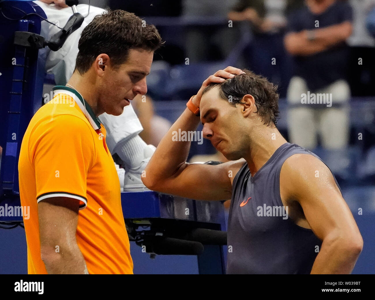 Rafael Nadal di Spagna racconta Juan Martin Del Potro di Argentina ha al ritiro alla fine della seconda serie nel loro semi-finale in Arthur Ashe Stadium al 2018 US Open Tennis campionati a USTA Billie Jean King National Tennis Center a New York City il 7 settembre 2018. Foto di Ray Stubblebine/UPI Foto Stock