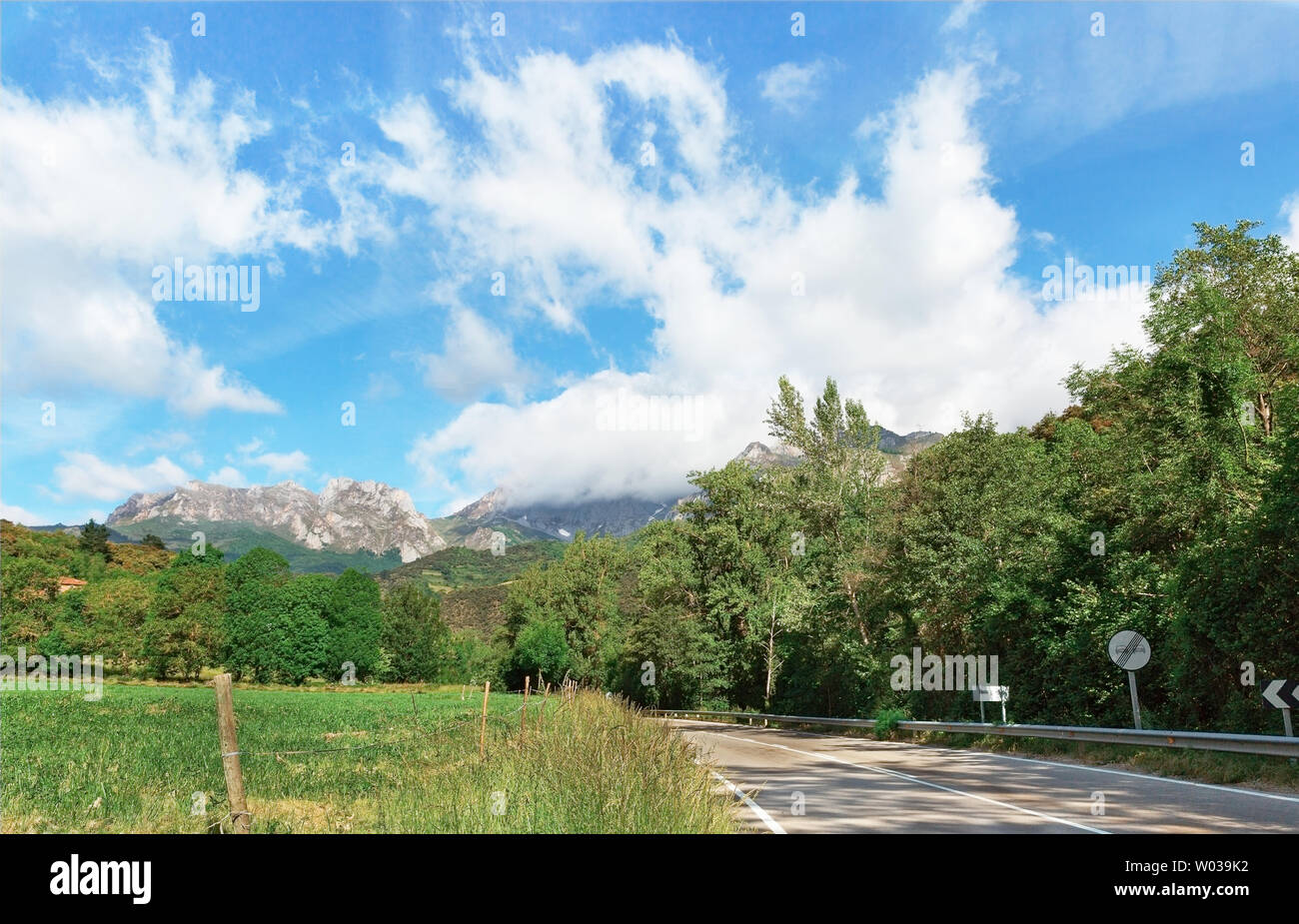 Su strada e le montagne nel nord della Spagna Foto Stock
