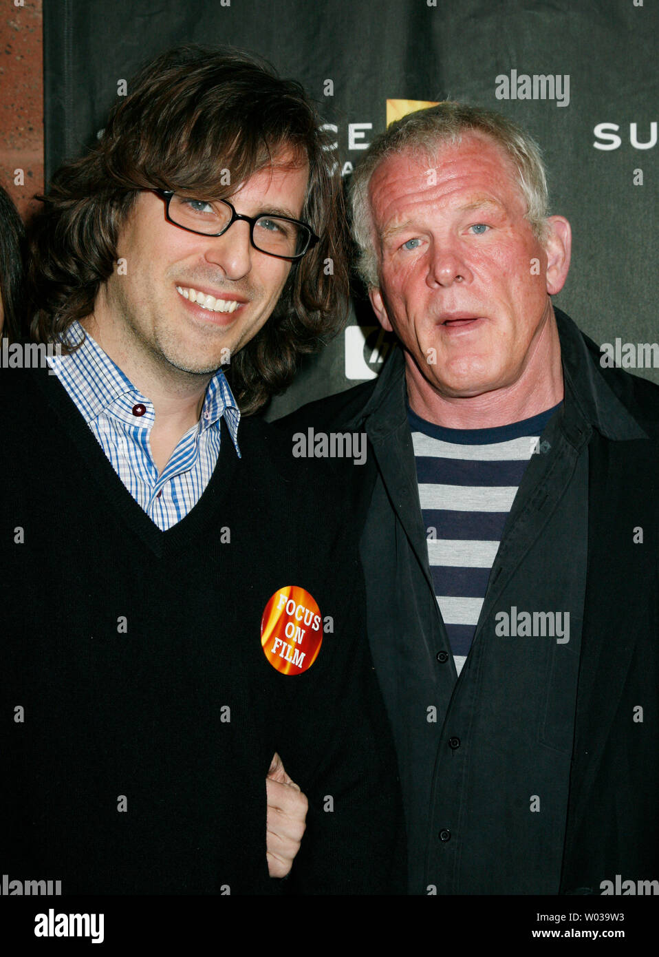 Direttore Brett Morgen (L) e l'attore Nick Nolte arrivano per la prima mondiale del loro film 'Chicago 10' all'apertura del 2007 Sundance Film Festival presso il Teatro Eccles in Park City, Utah il 18 gennaio 2007. (UPI foto/David Silpa) Foto Stock