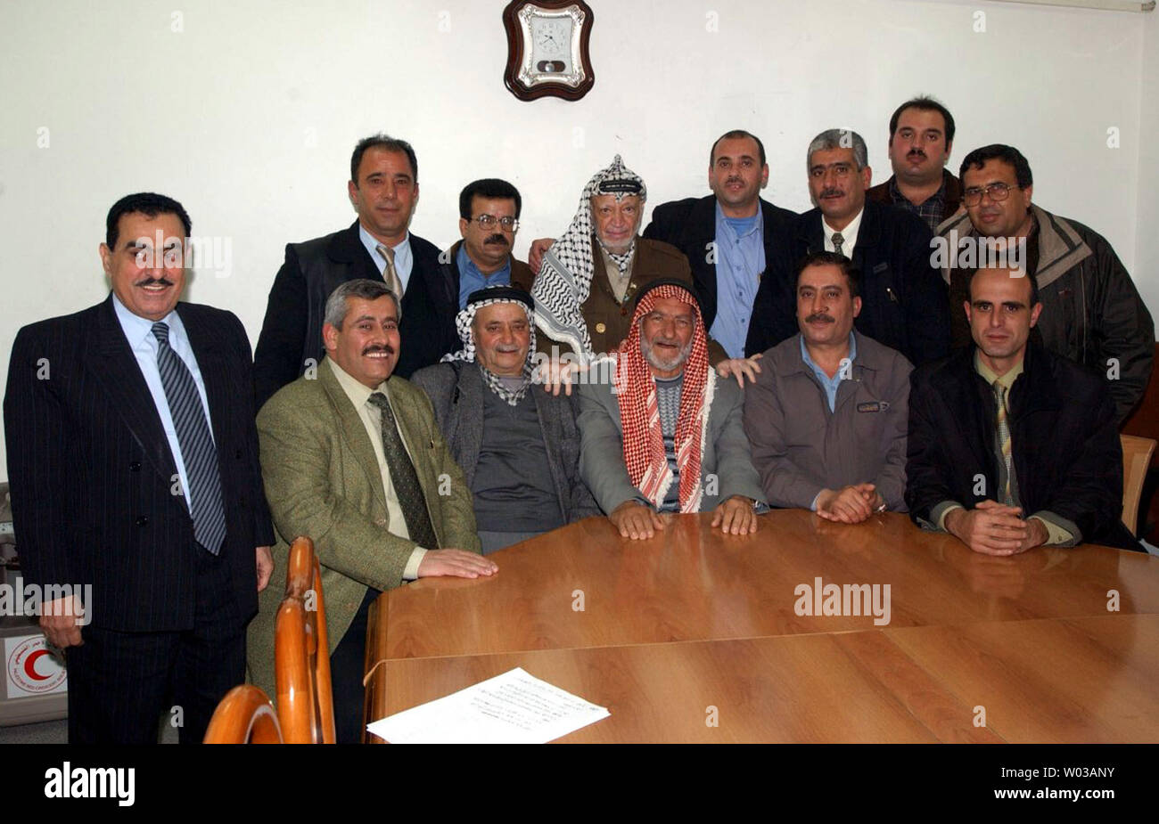 Il leader palestinese Yasser Arafat in posa per una foto con la parte settentrionale di Nablus municipale e villaggio sindaci del Consiglio il 15 gennaio 2004, a Ramallah in Cisgiordania. (UPI foto/Omar Rashidi/Autorità palestinese) Foto Stock